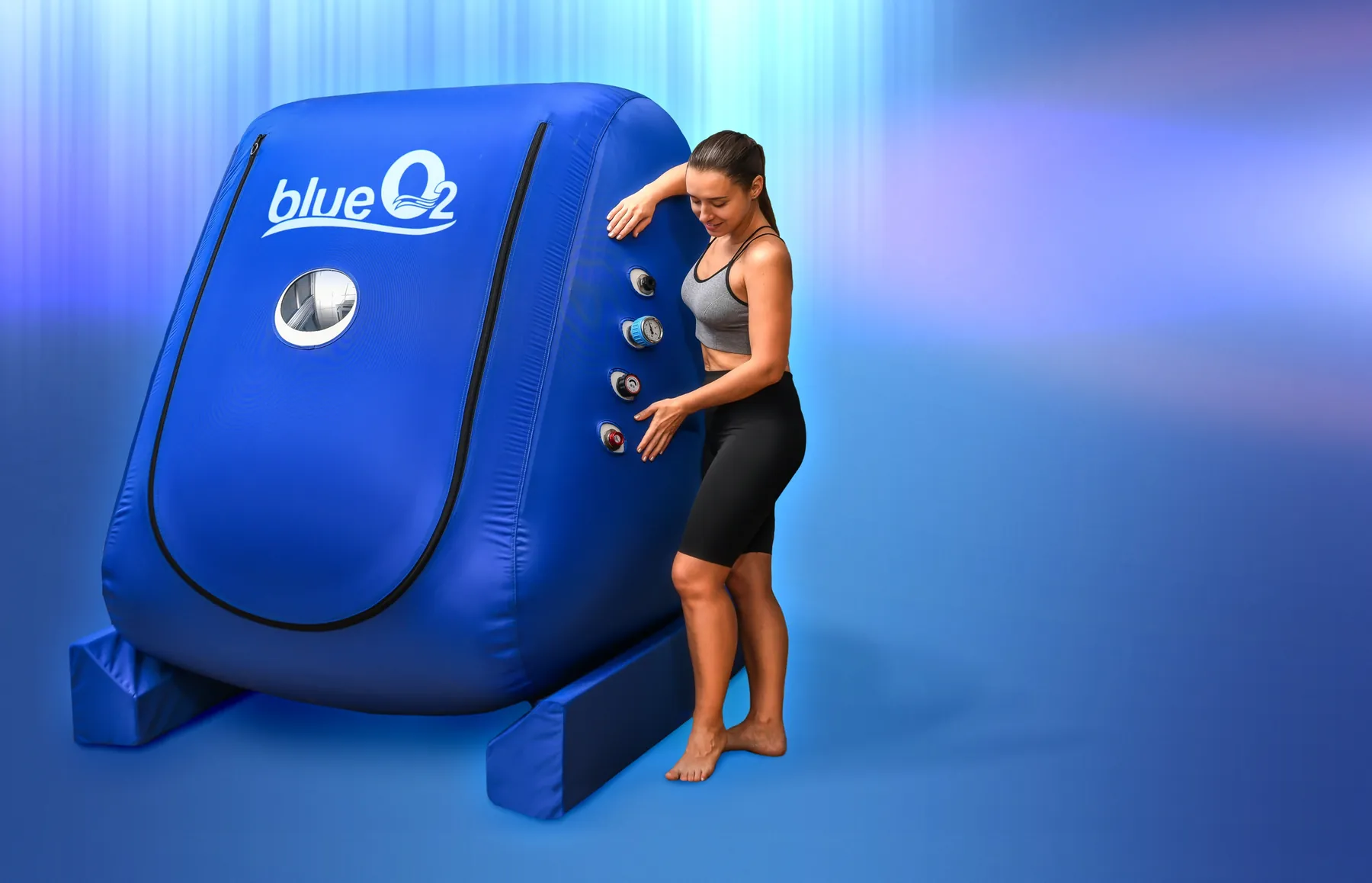 Frau neben einer blueO2 Sitzkammer 4000 im Studio